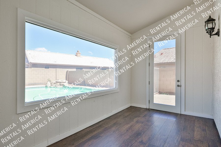 Availalbe! 4 Bed 3 Bath 2 Bonus Rooms Pool! property image