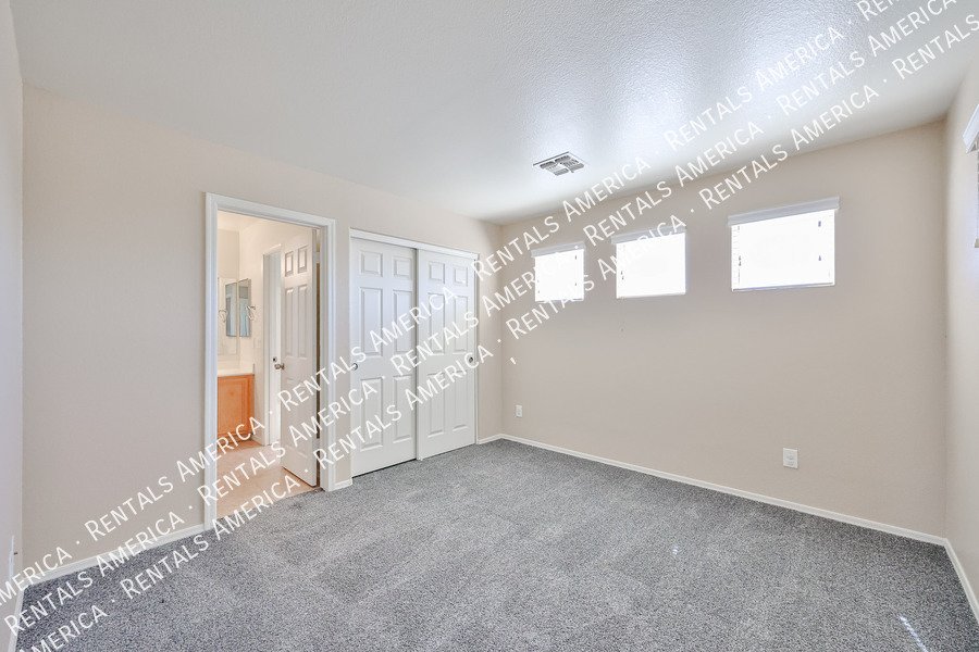 Availalbe! 4 Bed 3 Bath 2 Bonus Rooms Pool! property image