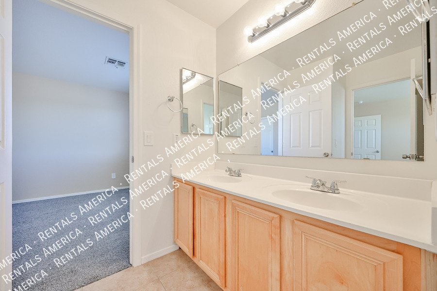 Availalbe! 4 Bed 3 Bath 2 Bonus Rooms Pool! property image