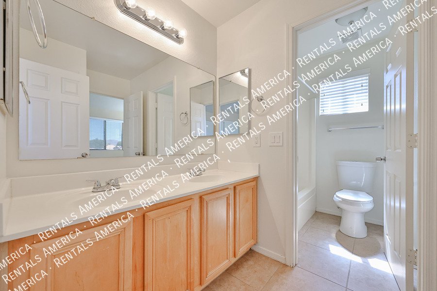 Availalbe! 4 Bed 3 Bath 2 Bonus Rooms Pool! property image