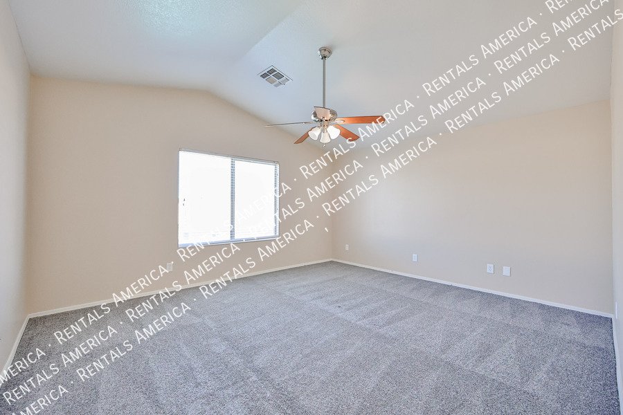 Availalbe! 4 Bed 3 Bath 2 Bonus Rooms Pool! property image