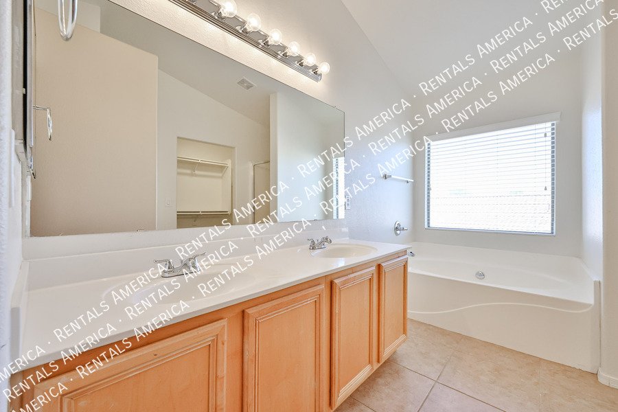 Availalbe! 4 Bed 3 Bath 2 Bonus Rooms Pool! property image