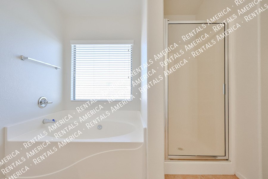 Availalbe! 4 Bed 3 Bath 2 Bonus Rooms Pool! property image