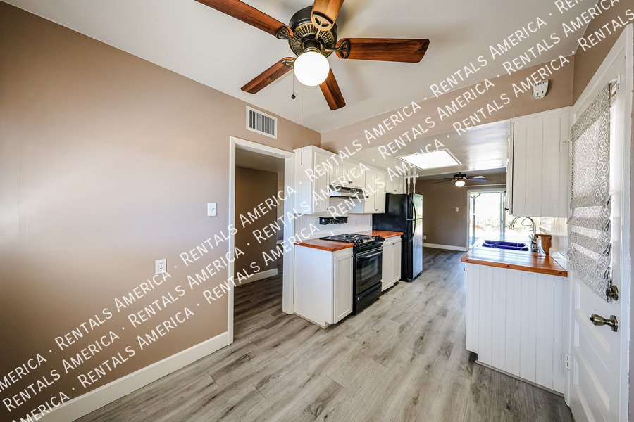 Available! 3 Bedroom 2 Bath Large yard in Scottsdale!! property image