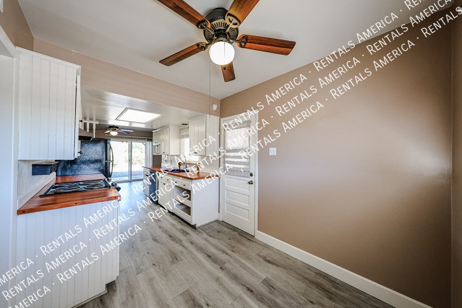 Available! 3 Bedroom 2 Bath Large yard in Scottsdale!! property image