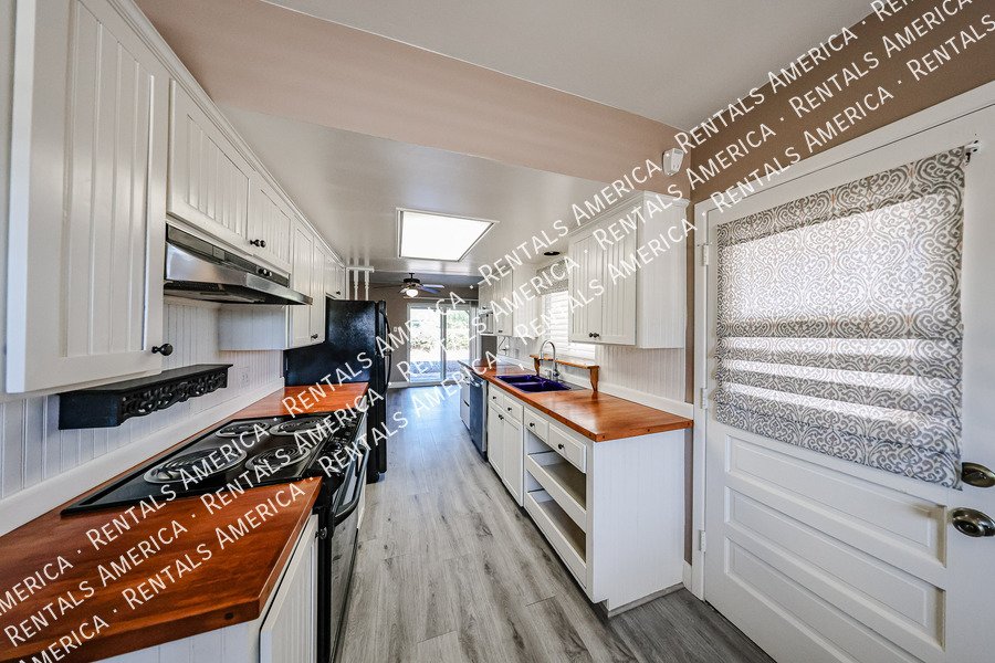 Available! 3 Bedroom 2 Bath Large yard in Scottsdale!! property image