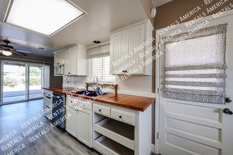 Available! 3 Bedroom 2 Bath Large yard in Scottsdale!! property image