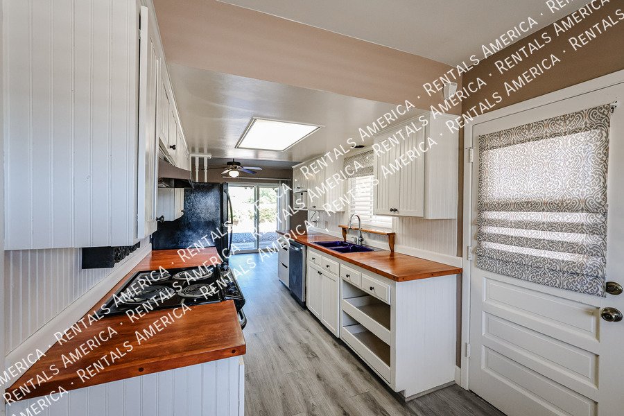 Available! 3 Bedroom 2 Bath Large yard in Scottsdale!! property image