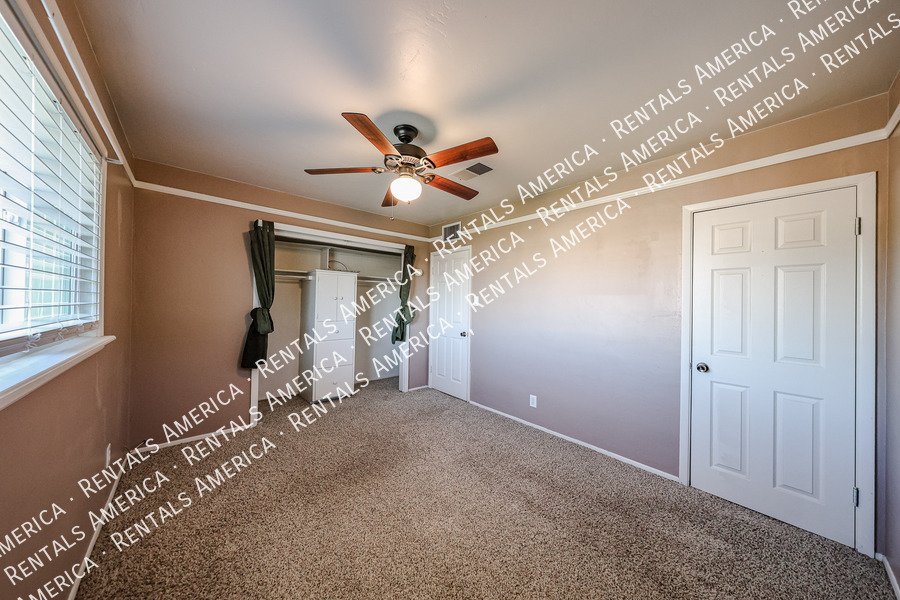 Available! 3 Bedroom 2 Bath Large yard in Scottsdale!! property image