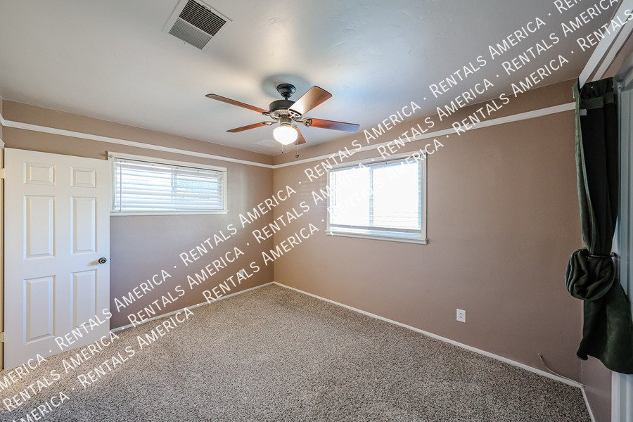 Available! 3 Bedroom 2 Bath Large yard in Scottsdale!! property image