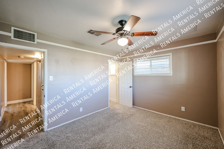 Available! 3 Bedroom 2 Bath Large yard in Scottsdale!! property image