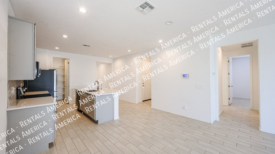 Check out this spacious, stylish, & functional Goodyear home! property image