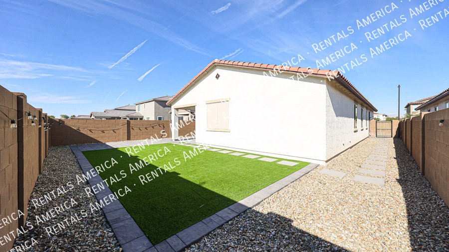 Check out this spacious, stylish, & functional Goodyear home! property image