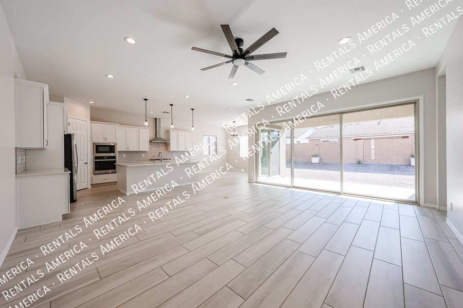 Gorgeous 3 bed / 2.5 bath centrally located in the Valley of the sun! property image