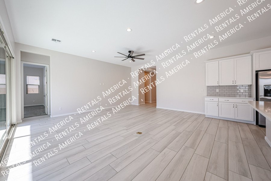 Gorgeous 3 bed / 2.5 bath centrally located in the Valley of the sun! property image