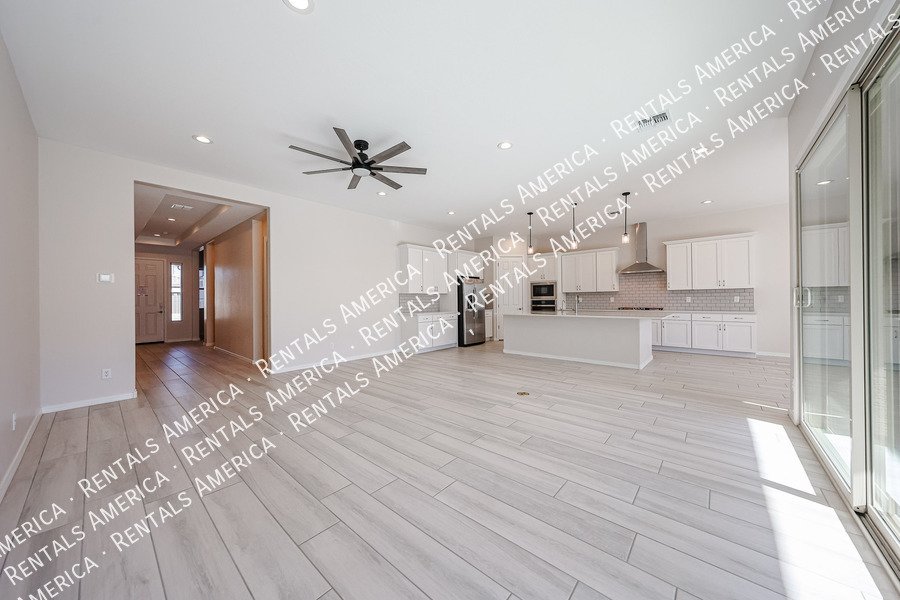 Gorgeous 3 bed / 2.5 bath centrally located in the Valley of the sun! property image