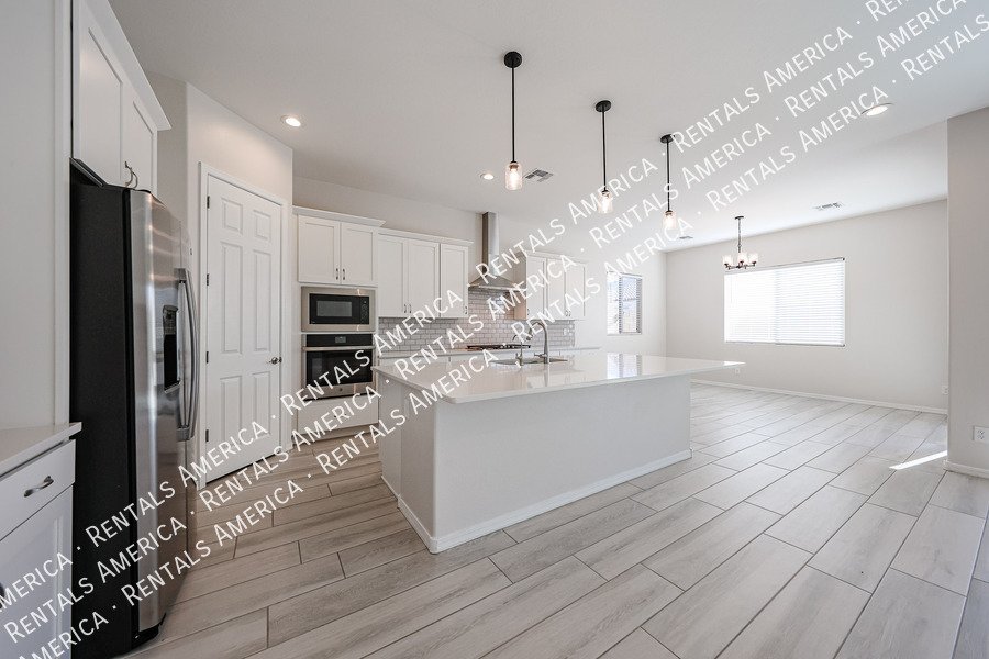 Gorgeous 3 bed / 2.5 bath centrally located in the Valley of the sun! property image