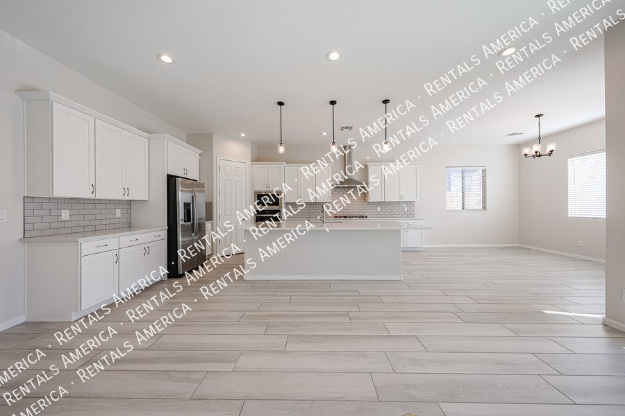 Gorgeous 3 bed / 2.5 bath centrally located in the Valley of the sun! property image