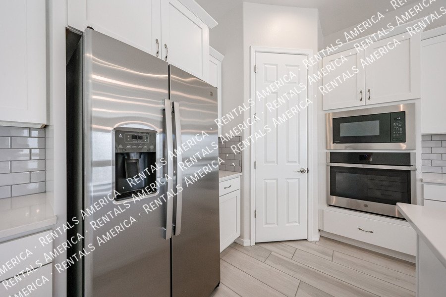 Gorgeous 3 bed / 2.5 bath centrally located in the Valley of the sun! property image