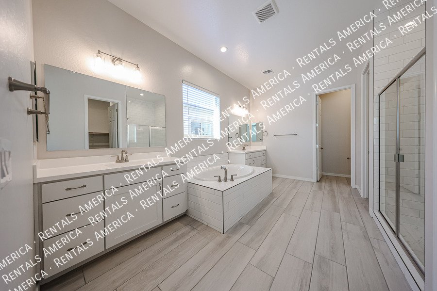 Gorgeous 3 bed / 2.5 bath centrally located in the Valley of the sun! property image