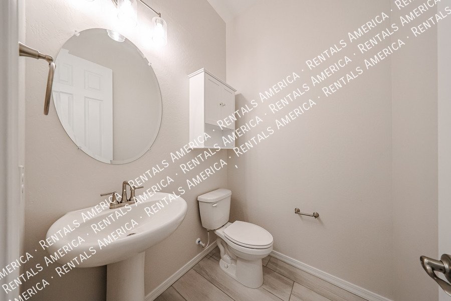 Gorgeous 3 bed / 2.5 bath centrally located in the Valley of the sun! property image