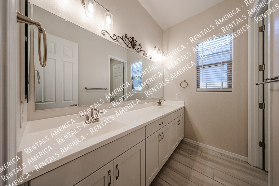 Gorgeous 3 bed / 2.5 bath centrally located in the Valley of the sun! property image