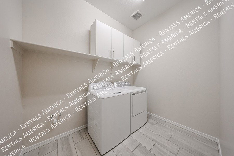 Gorgeous 3 bed / 2.5 bath centrally located in the Valley of the sun! property image