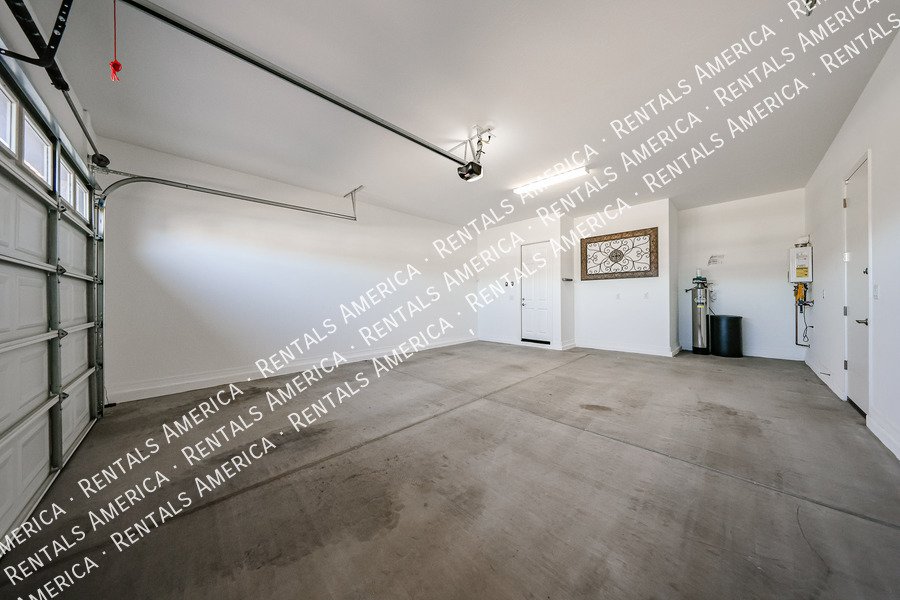 Gorgeous 3 bed / 2.5 bath centrally located in the Valley of the sun! property image