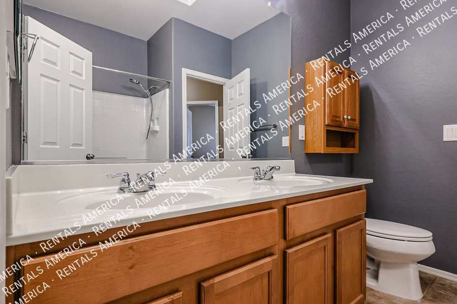 4 Bedroom 2 Bathroom Home in Maricopa property image