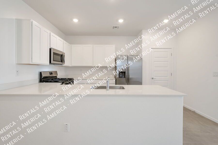 Beautiful and Bright New Home in the Bella Vista Farms Community! property image