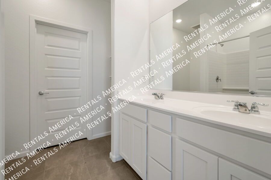 Beautiful and Bright New Home in the Bella Vista Farms Community! property image