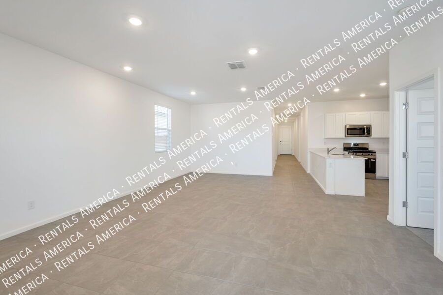 Beautiful and Bright New Home in the Bella Vista Farms Community! property image