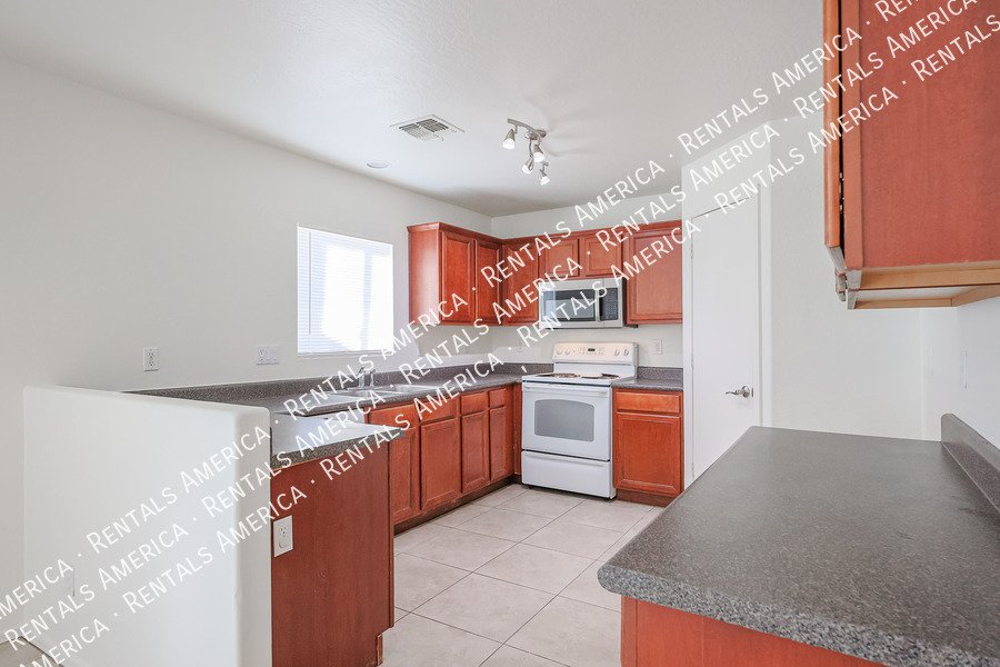 MOVE IN READY 4 BEDROOM WITH A LOFT property image