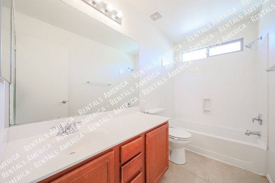 MOVE IN READY 4 BEDROOM WITH A LOFT property image