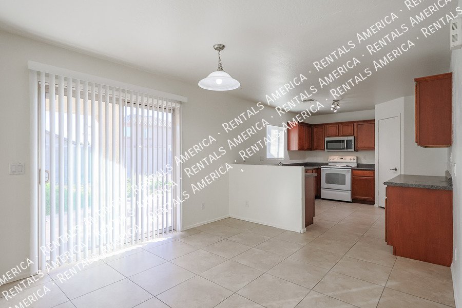 MOVE IN READY 4 BEDROOM WITH A LOFT property image