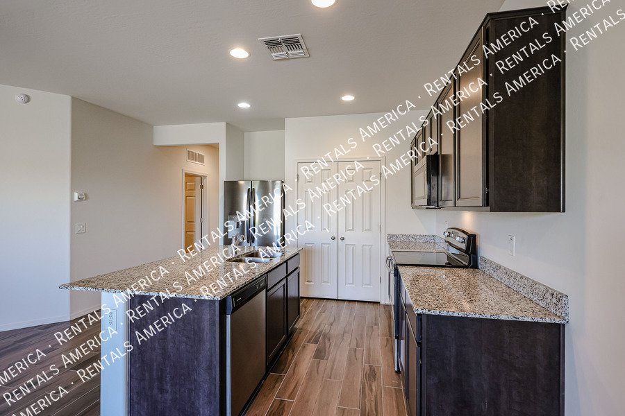 MI SPECIAL! Spacious 2BD 2BA home in Buckeye! property image