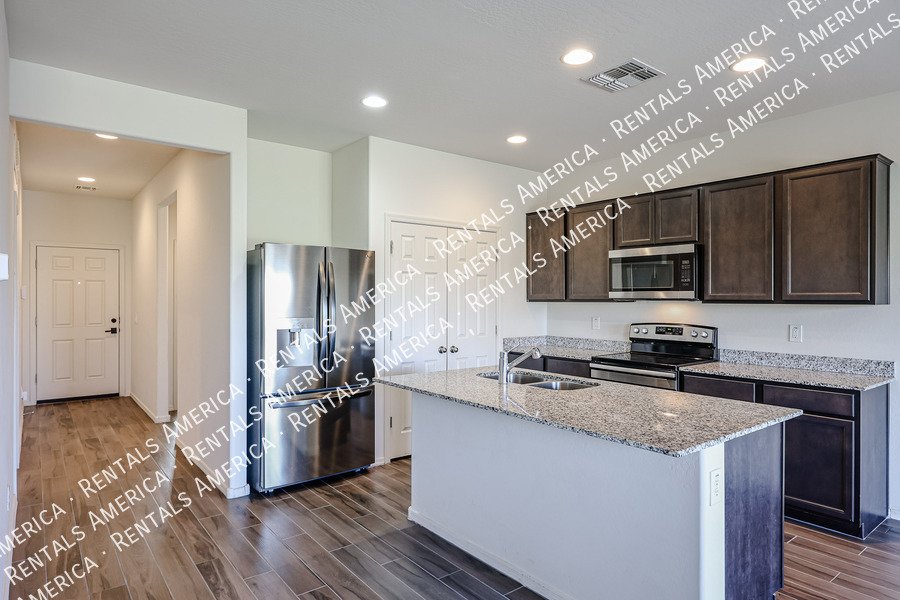 MI SPECIAL! Spacious 2BD 2BA home in Buckeye! property image