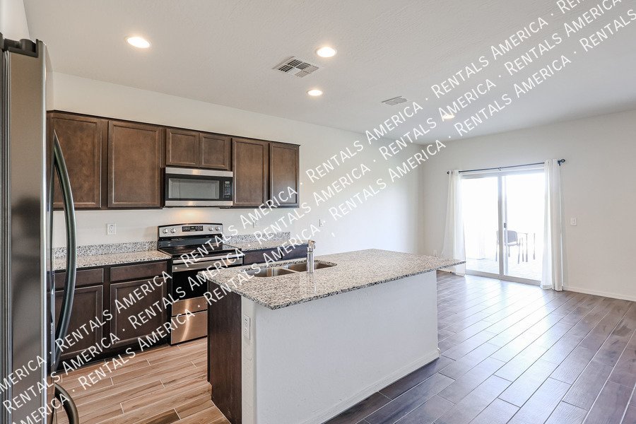 MI SPECIAL! Spacious 2BD 2BA home in Buckeye! property image