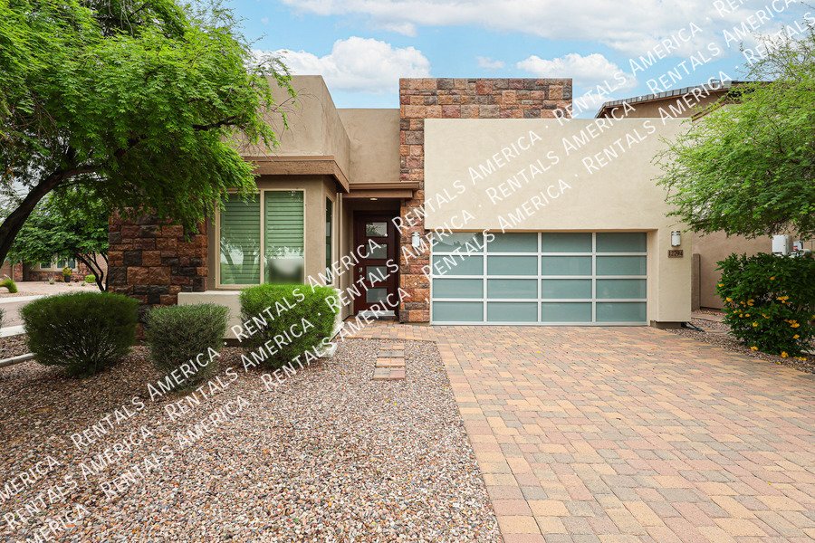 Available! 3 bed 2bath home! Corner lot! property image