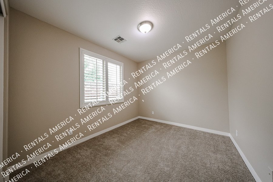 Available! 3 bed 2bath home! Corner lot! property image