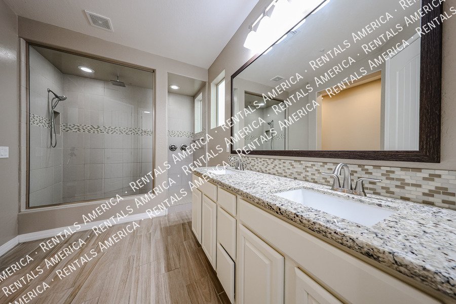 Available! 3 bed 2bath home! Corner lot! property image