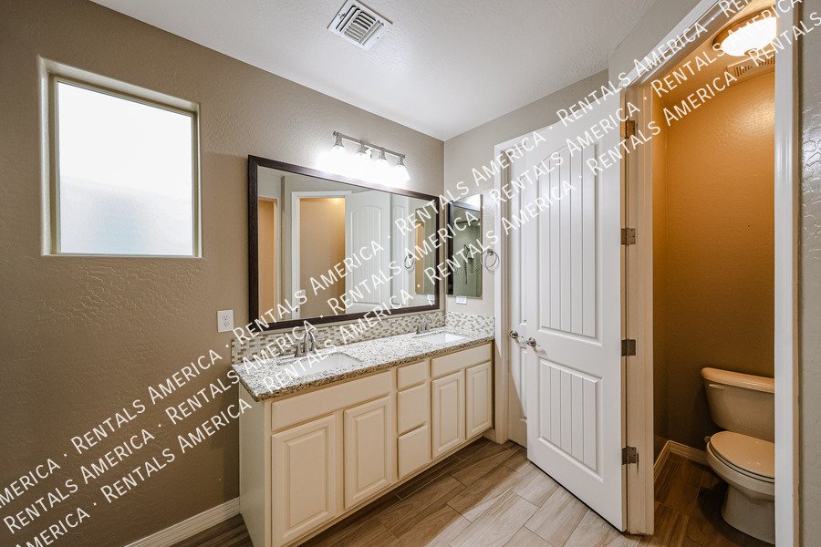 Available! 3 bed 2bath home! Corner lot! property image