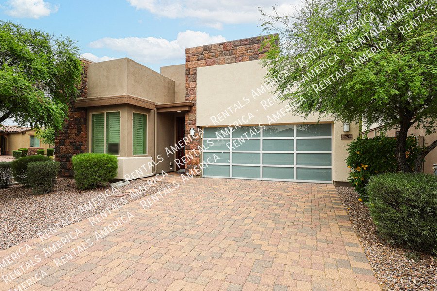 Available! 3 bed 2bath home! Corner lot! property image