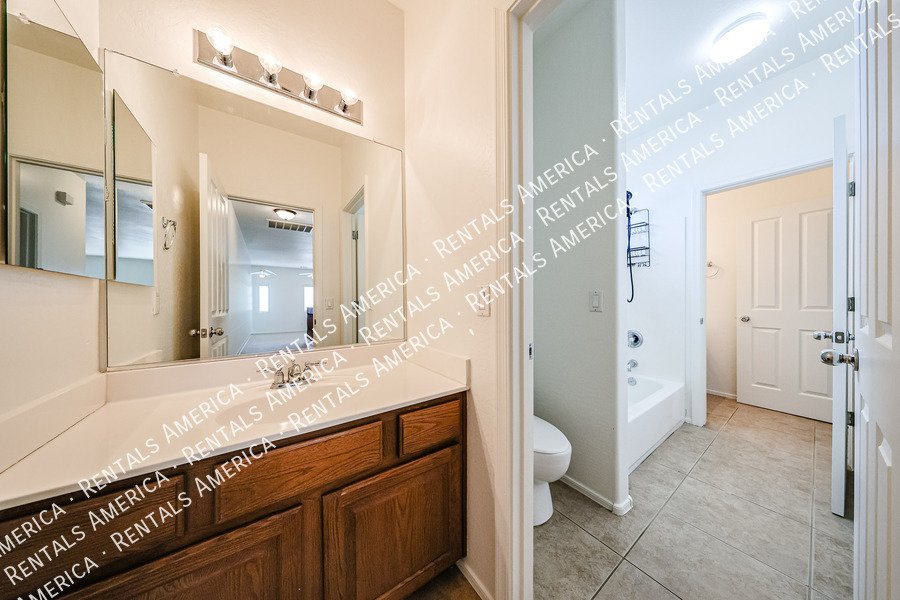 Spacious 5 bedroom home in Felty Farms!!! property image