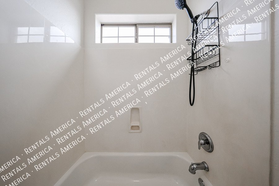 Spacious 5 bedroom home in Felty Farms!!! property image