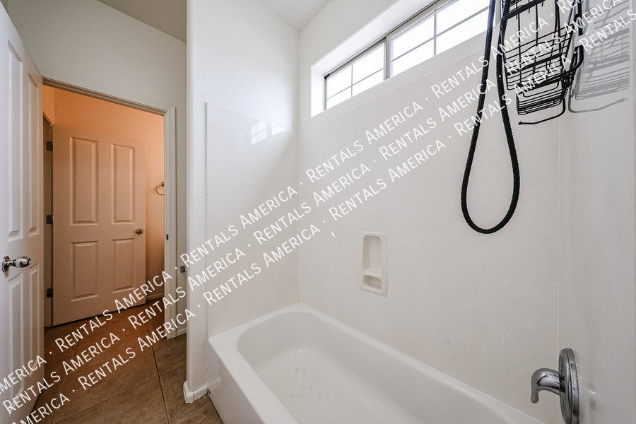 Spacious 5 bedroom home in Felty Farms!!! property image