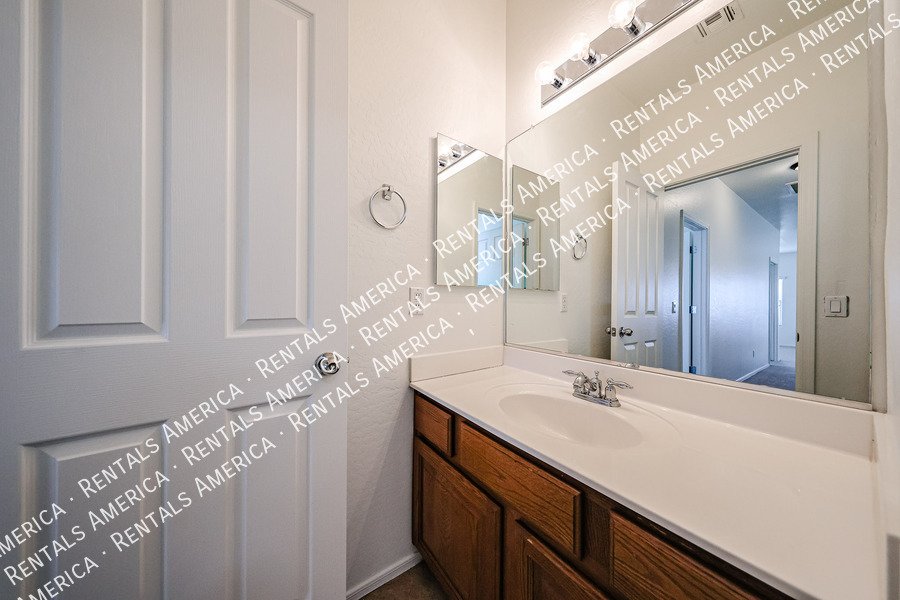 Spacious 5 bedroom home in Felty Farms!!! property image