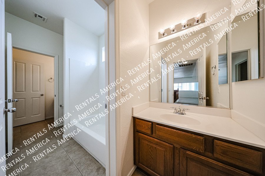 Spacious 5 bedroom home in Felty Farms!!! property image