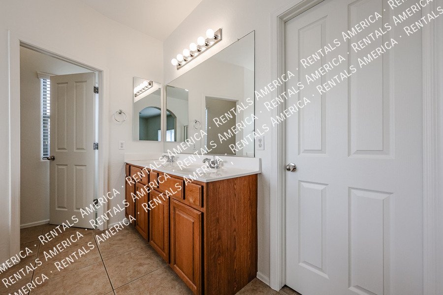 Spacious 5 bedroom home in Felty Farms!!! property image