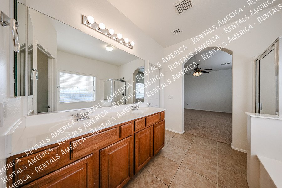 Spacious 5 bedroom home in Felty Farms!!! property image